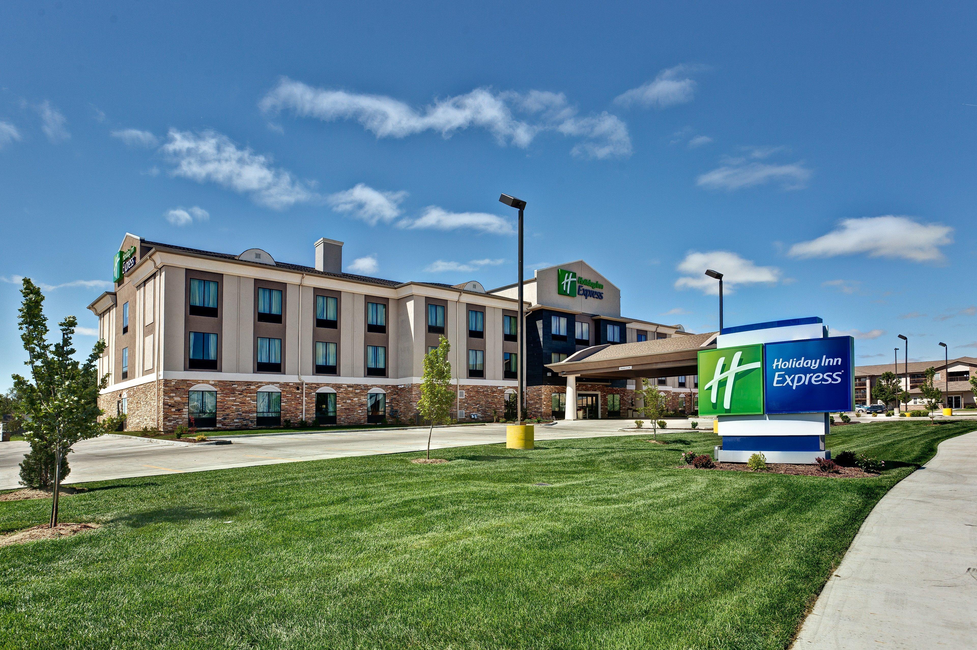 Holiday Inn Express Hutchison, An Ihg Hotel Hutchinson Exterior photo