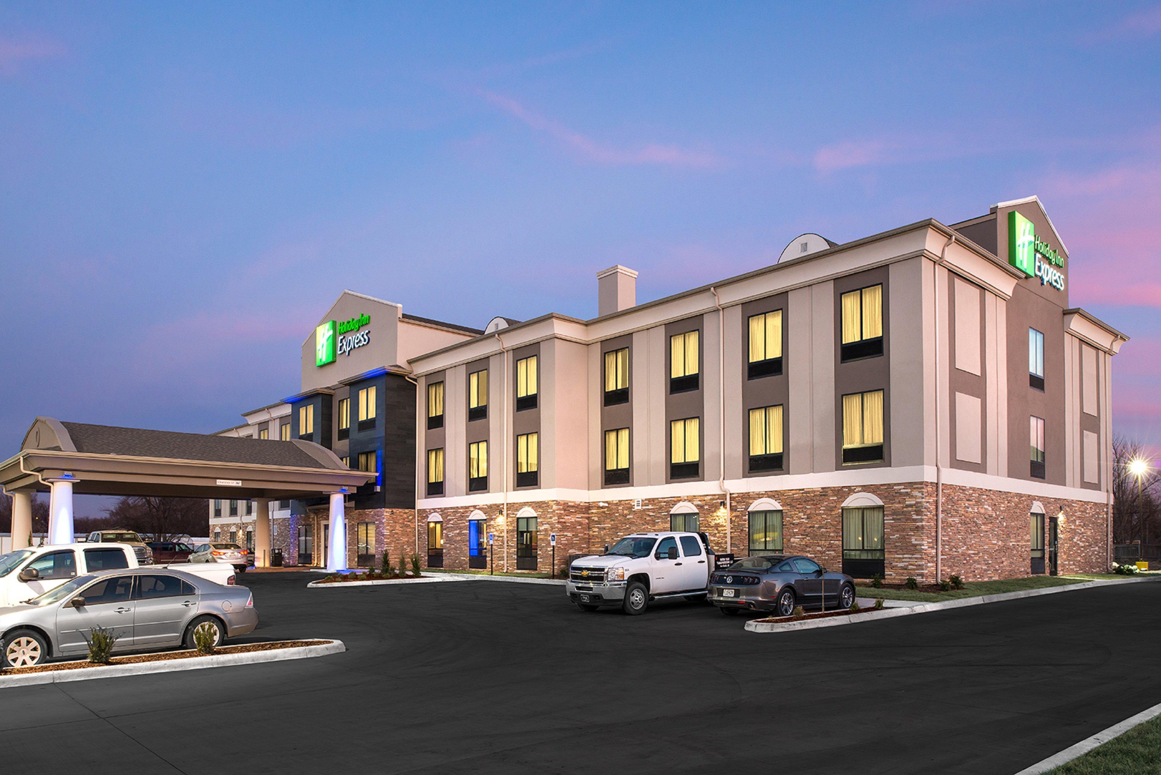 Holiday Inn Express Hutchison, An Ihg Hotel Hutchinson Exterior photo